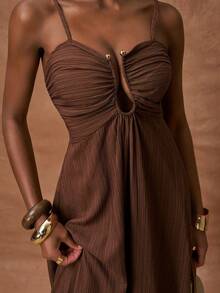 Zivah 2026春夏U型金属扣前褶皱腰部抽绳连衣裙，竖条纹纹理面料，休闲度假连衣裙，深棕色 - 摩卡棕 - 查看 7