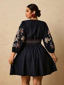 Travachic Váy ngắn cổ chữ V in họa tiết hoa Bohemian cỡ lớn, thắt nơ phía trước, tay dài, phong cách ngày lễ thường ngày, mùa thu - màu đen - Xem 2