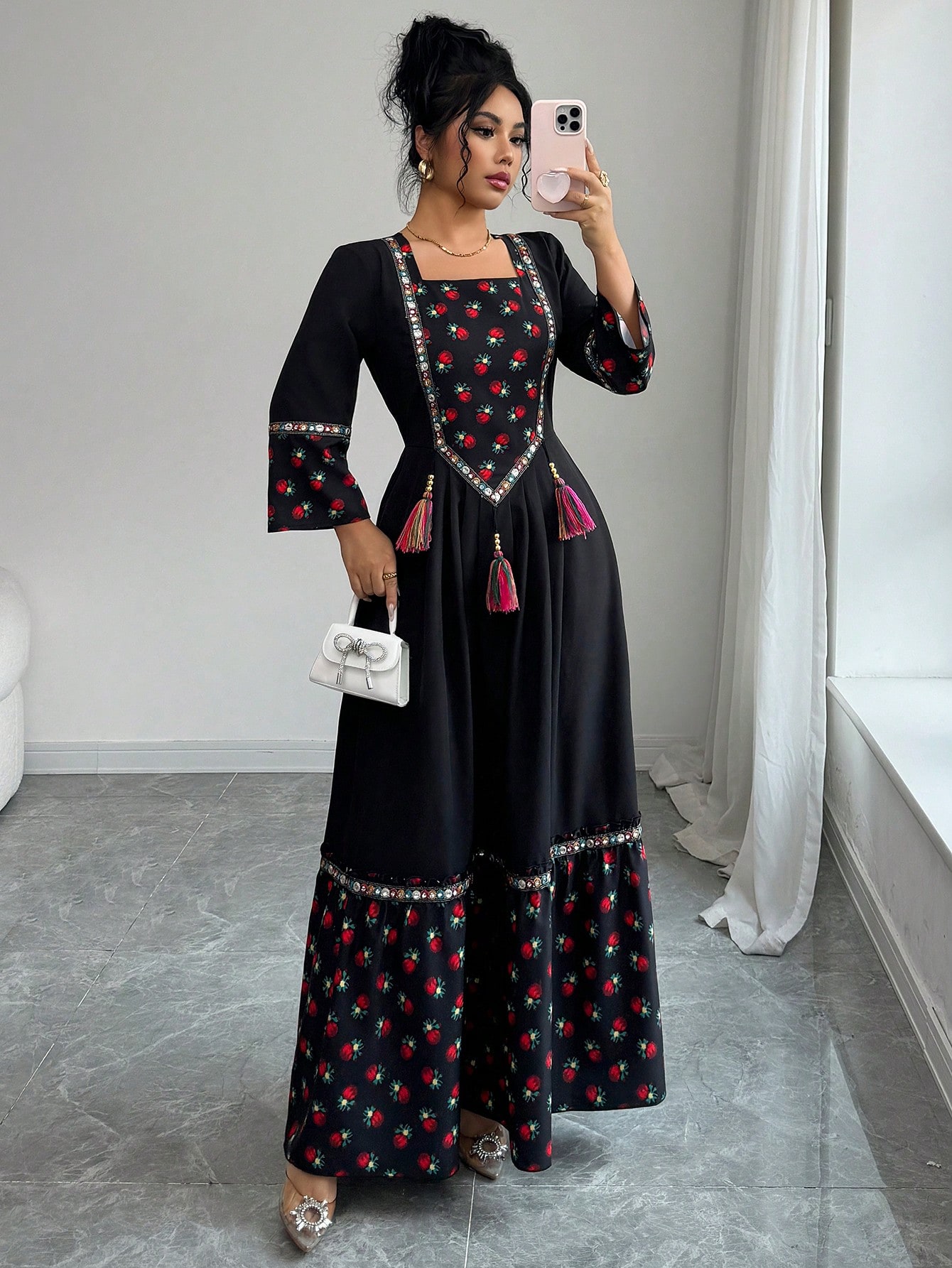 فستان أنيق للنساء بطبعات وياقة مربعة وخصر مشدود