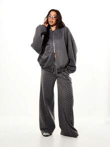 SUMWON WOMEN 超大款镶钻全拉链连帽衫，带中央口袋，适合秋冬季休闲舒适穿着。 - 深灰色 - 查看 3