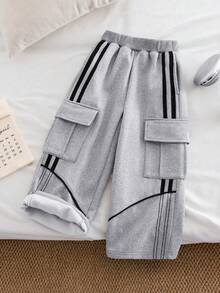 Genkimix Kids Jeune garçon Mode décontractée Streetwear Pantalon cargo à jambe droite ample avec décoration de ruban bicolore en polaire, Noir, Convient pour l'automne/l'hiver - Gris - Voir 1