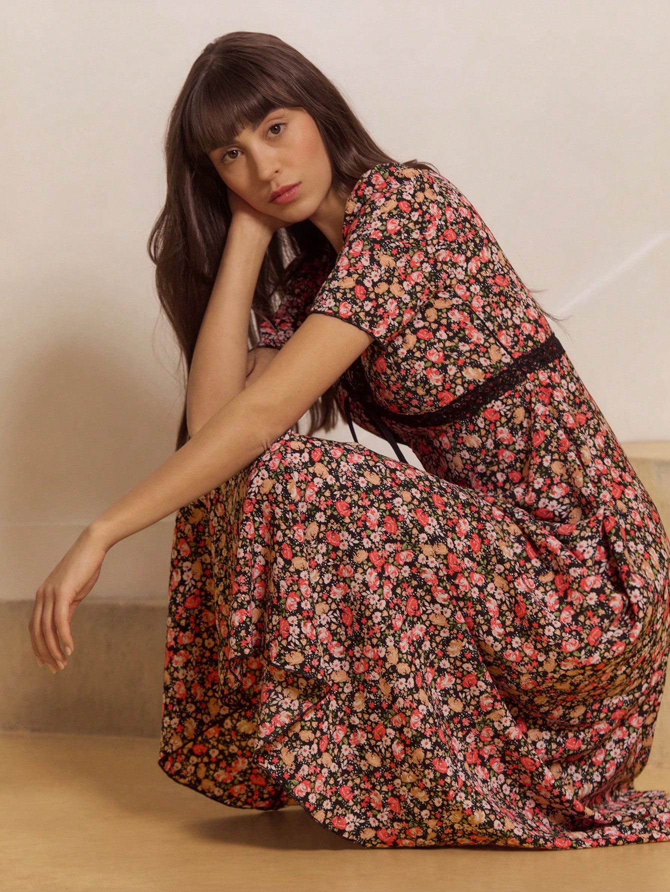 ディジー調ヴィンテージ フローラル プリントマキシワンピース、バスト&ネックラインにブラックレーストリミング、フレンチスタイル パリジャンスタイル