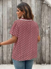 SHEIN Clasi Camisa de manga corta con estampado de lunares de color contrastante para tallas grandes - Rosa - Ver 2