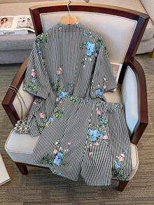 GlowEve CURVE 春夏秋季优雅通勤休闲时尚条纹花卉图案百搭舒适面料衬衫领七分袖上衣搭配松紧腰短裤两件套，蓝白配色，大码 - 黑色 - 查看 2