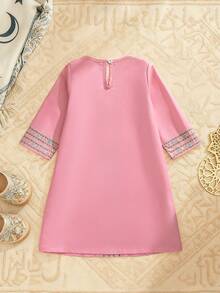 SHEIN 2026春夏新款女童宽松休闲简约长袖复古图案长连衣裙，适合居家、聚会及多种场合穿着。 - 粉色 - 查看 3