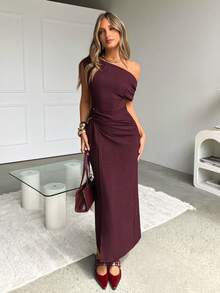 Siren Gaze This Sophisticated Burgundy Sleeveless Long Fitted Dress For Women Features An Elegant Round Neck, Flattering Silhouette, And Is Perfect For Dates, Banquets, Or Evenings. It Boasts A Metallic Waist Buckle Detail, Making It A Versatile And Stylish Choice For Both Casual And Work Settings. A New Spring/Autumn Style Dress Exuding Confidence And Goddess-Like Charm. Summer Valentine's Day Red Fitted Dresses For Women - Burgundy - View 3