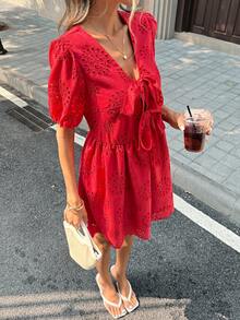 Pariaura 女士法式休闲简约V领短袖蝴蝶结收腰修身精致镂空刺绣红色半开襟连衣裙，春夏款 - 紅色 - 查看 4
