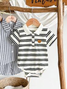 SHEIN Vintaside Kids 幼儿男童夏季短袖翻领连体衣，罗纹翻领设计，舒适贴身，不易变形，经典蓝白条纹图案，简约大方，前襟纽扣闭合，开裆设计方便穿脱，正面绣有骑马图案，精致可爱，适合洗礼、婚礼、派对、正式场合、摄影、度假、上学、鸡尾酒会、生日和日常穿着。 - 黑色 - 查看 10