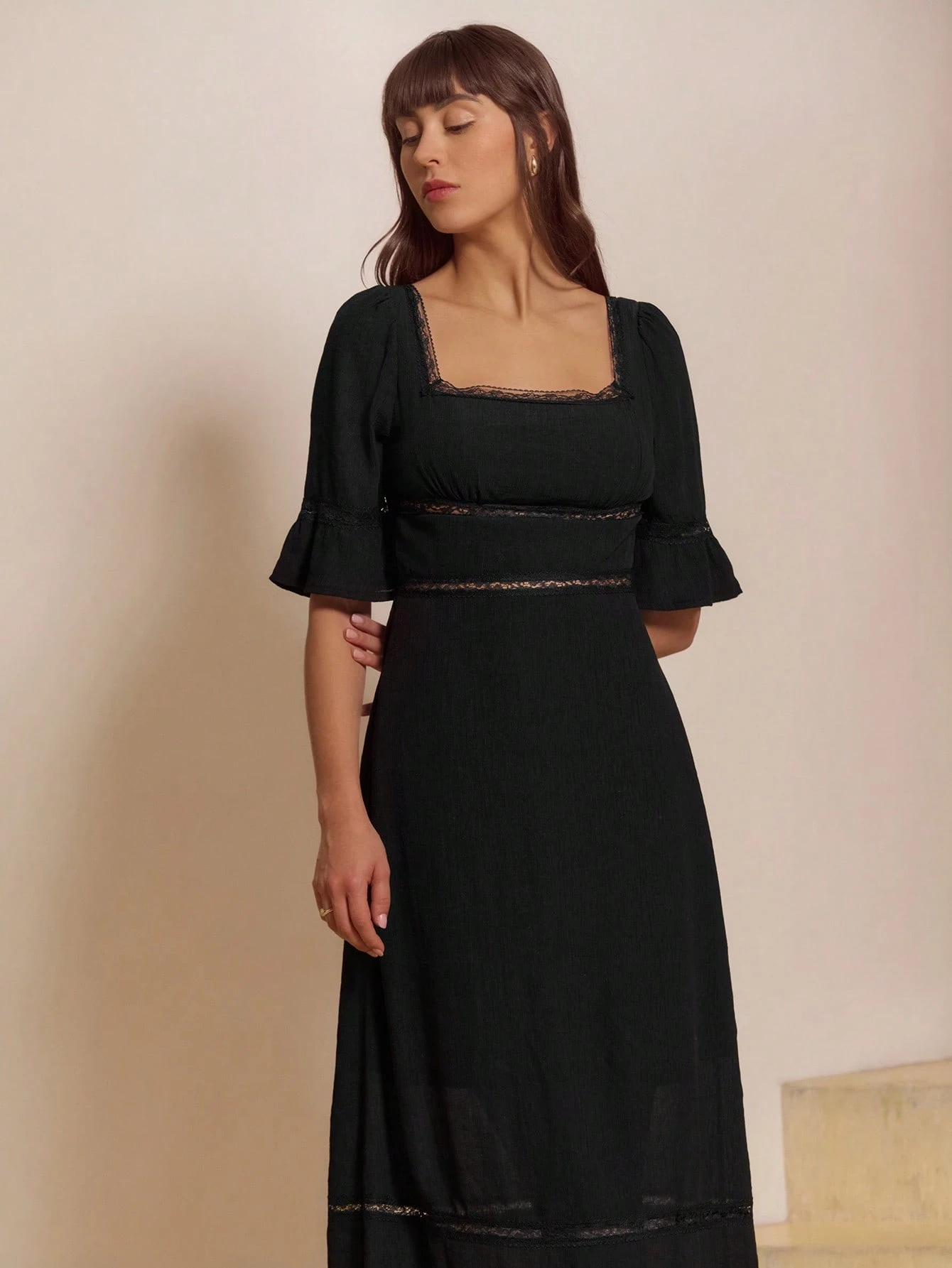 Elegantes schwarzes Spitzenkleid mit Midi-Länge und festlichem Flair