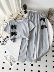 SHEIN 少女风【甜美休闲风！浅灰色3D蝴蝶结休闲两件套】春夏必备慵懒风单品来啦！低饱和度的浅灰色调带来柔和的滤镜效果，短款短袖上衣巧妙勾勒腰线，宽松直筒裤则在修饰身材的同时，巧妙拉长腿部线条。黑色3D蝴蝶结点缀更添甜美休闲气息。 - 灰色 - 查看 1