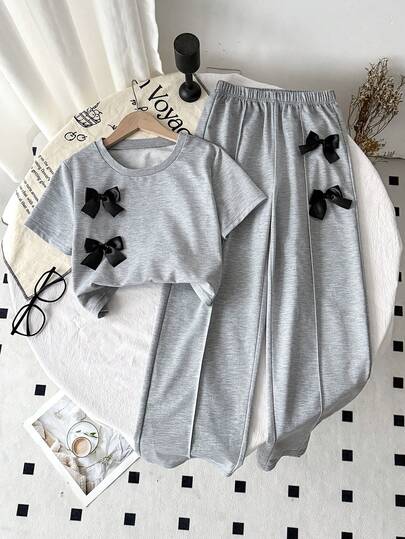 SHEIN 少女风【甜美休闲风！浅灰色3D蝴蝶结休闲两件套】春夏必备慵懒风单品来啦！低饱和度的浅灰色调带来柔和的滤镜效果，短款短袖上衣巧妙勾勒腰线，宽松直筒裤则在修饰身材的同时，巧妙拉长腿部线条。黑色3D蝴蝶结点缀更添甜美休闲气息。