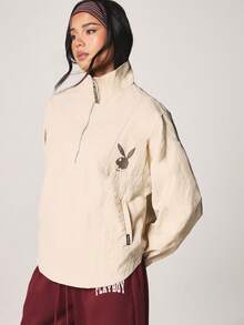 Missguided x Playboy Chaqueta cortavientos oversize con media cremallera, con logo retro de conejo y texto impreso en la espalda - Beis - Ver 1