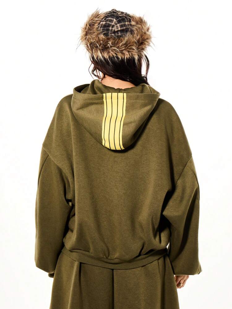 SUMWON WOMEN オリーブグリーンのジップアップパーカー、センターポケット、イエローストライプのディテール、カジュアルストリートウェア用レディース