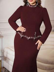 Modelyn Gaun Pesta Elegan Wanita Ukuran Besar dengan Dekorasi Mutiara Imitasi & Berlian Imitasi, Kerah Tegak, Hem Model Duyung, Gaun Ukuran Besar Pas Badan Warna Burgundy untuk Musim Gugur - Burgundy - View 5