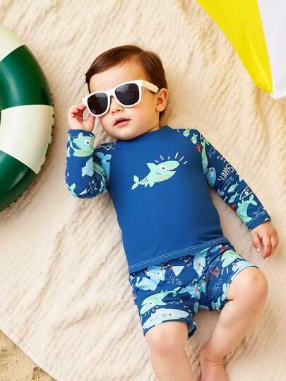 SHEIN Bộ đồ bơi 2 món cho bé trai, áo len dài tay in hình cá mập hoạt hình dễ thương, quần bơi rời