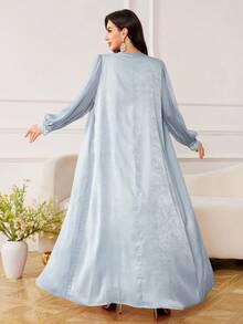 Al Najma 女士灰蓝色醋酸纤维天鹅绒袖雪纺拼接连衣裙，带荷叶边和腰带 + 阿巴雅长袍套装 - 藍色 - 查看 3
