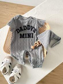 SHEIN Playful Pals 1件男婴圆领短袖针织菱格纹提花灰色英文字母印花休闲复古简约连体衣，含帽子，适合日常外出或旅行/度假穿着 - 霧霾藍 - 查看 5