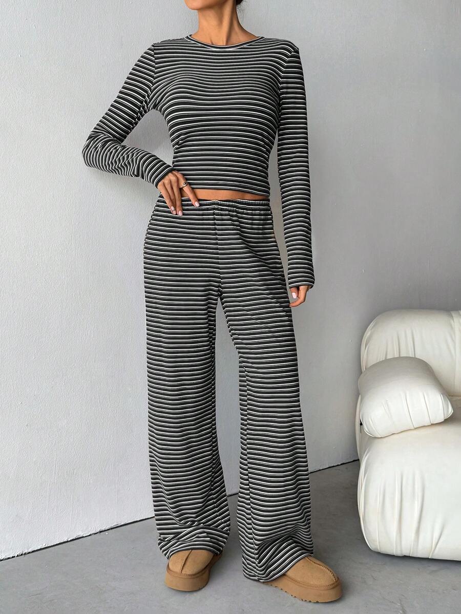 SHEIN Tall 女士休闲家居睡衣套装，包含条纹圆领长袖T恤和宽松条纹直筒裤，适合日常穿着、运动、春夏/夏季、返校季穿着。棕色条纹两件套，舒适两件套，长袖两件套。