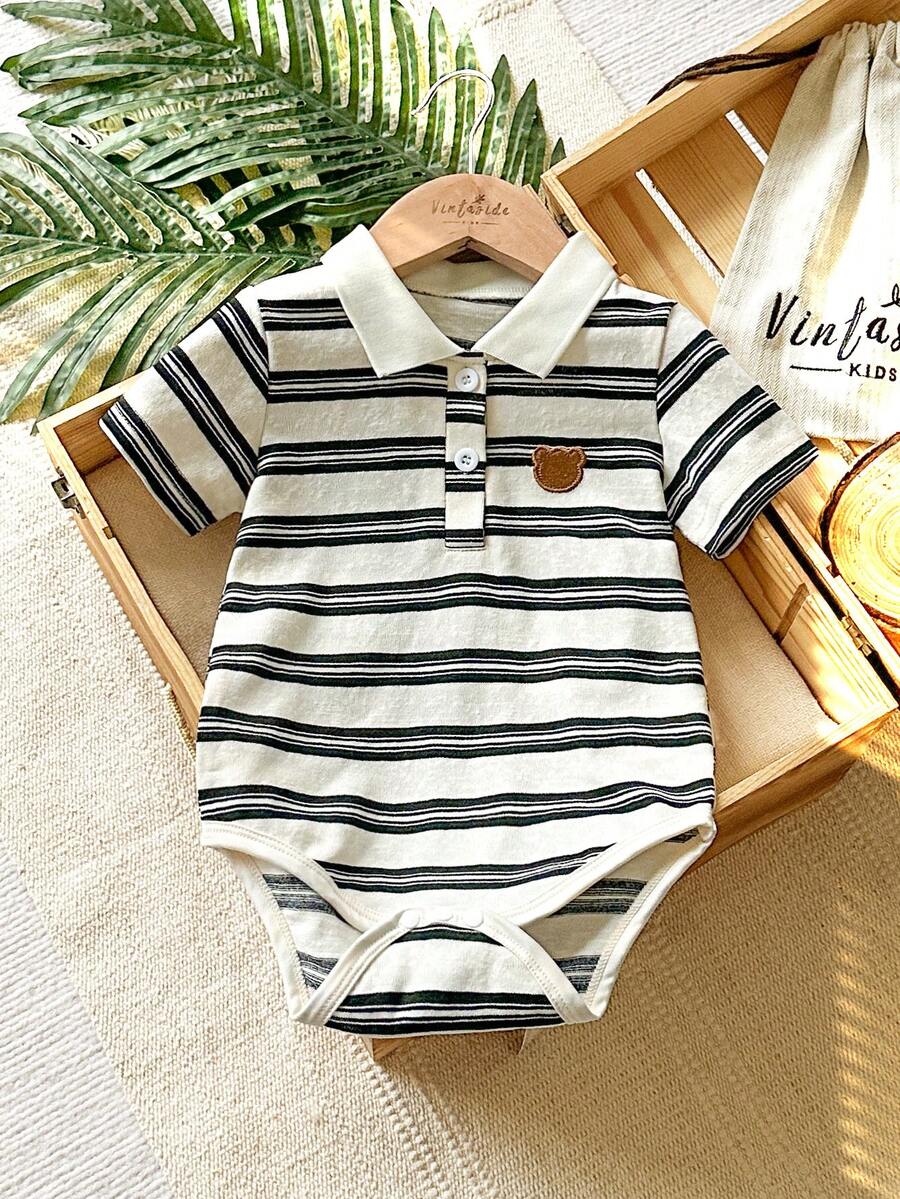 SHEIN Vintaside Kids 幼儿男童夏季短袖翻领连体衣,罗纹翻领设计,舒适贴身,不易变形,经典蓝白条纹图案,简约大方,前襟纽扣闭合,开裆设计方便穿脱,正面绣有骑马图案,精致可爱,适合洗礼、婚礼、派对、正式场合、摄影、度假、上学、鸡尾酒会、生日和日常穿着。 - 黑色 - 查看 1