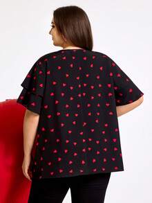 SHEIN CURVE+ Áo kiểu nữ cỡ lớn CURVE PLUS /Ngày Valentine/Áo kiểu cổ tròn in hình trái tim, viền bèo nhún - màu đen - Xem 2