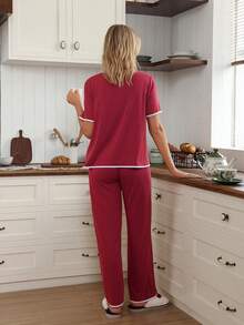 Doze Lane Bộ đồ ngủ nữ tay ngắn, thoải mái, phối màu tương phản, cổ áo có túi, thêu họa tiết. - Màu Đỏ Sâu - Xem 2