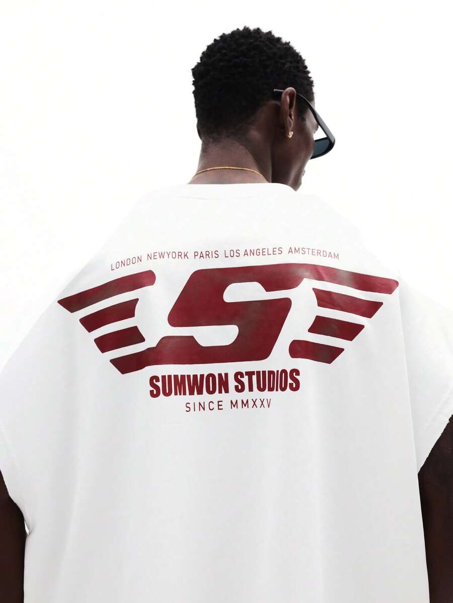 SUMWON Studios 宽松印花背心，饰有品牌标志和城市设计图案，圆领无袖，休闲夏季街头服饰 - 白色 - 查看 1