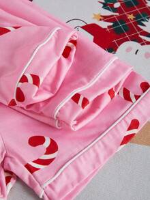 Set di abbigliamento natalizio con stampa di bastoncini di zucchero - Set da 4 pezzi con camicia a maniche lunghe e corte con bottoni e pantaloncini con colletto arricciato con motivo a bastoncini di zucchero, comodo abbigliamento natalizio. - Rosa - Visualizzare 5