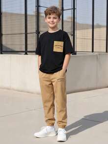 Vacaura 2 件青少年男孩时尚休闲黑色 T 恤搭配卡其色短裤套装，胸前口袋细节，百搭，适合运动、郊游、学校等所有场合，青少年必备夏季服装