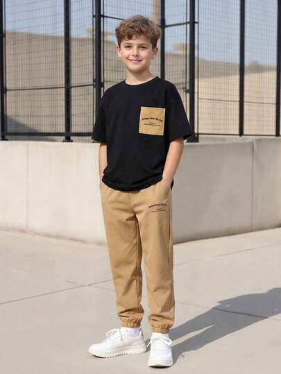 Vacaura 2 件青少年男孩时尚休闲黑色 T 恤搭配卡其色短裤套装，胸前口袋细节，百搭，适合运动、郊游、学校等所有场合，青少年必备夏季服装