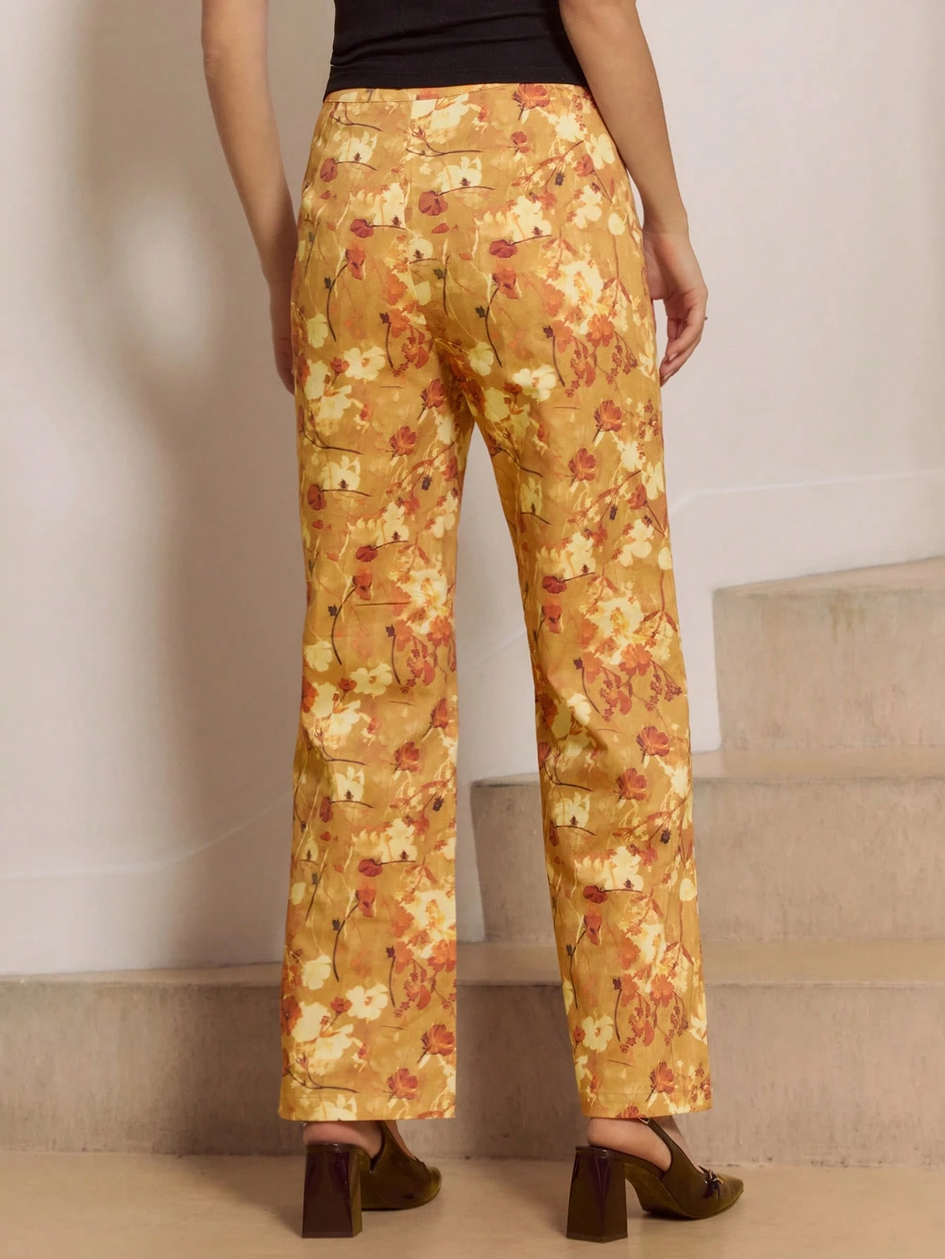 Pantaloni a vita alta a gamba ampia con stampa floreale marrone, stile vintage