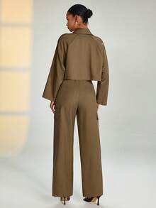 RueChic 女士短款工装外套和高腰工装裤套装 – 女士两件套，现代街头风穿搭，休闲工装套装，宽松版型，时尚军装风，别致工装搭配，都市简约风，实用口袋，春季吸睛套装，现代叠穿造型 - 咖啡棕 - 查看 3
