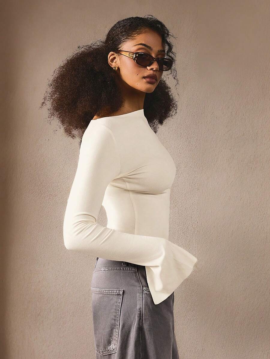 Athîral Camiseta ajustada con cuello de barco, manga acampanada y puño con abertura, de color blanco sólido y estilo casual elegante para mujer, otoño/invierno - Beis - Ver 1