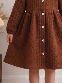 Blossori Elegancka sukienka dziewczęca z długim rękawem i kontrastowym kołnierzykiem zapinana na guziki z przodu - Brązowy - Zobacz 4