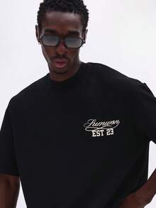 Camiseta gráfica con diseño de logotipo circular impreso en la espalda, cuello redondo, manga corta, ajuste regular, casual de SUMWON Studios - Negro - Ver 4