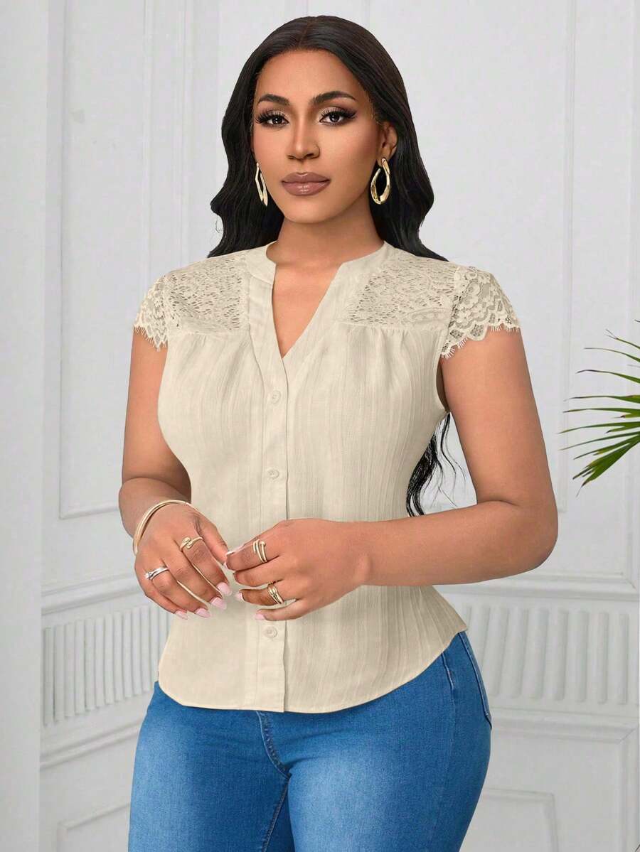 SHEIN Clasi 大码撞色蕾丝V领纹理面料衬衫 - 杏色 - 查看 1