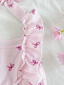 SHEIN Vintaside Kids 这款粉白格纹吊带连衣裙，搭配可爱的草莓印花，营造出清新自然的氛围。肩部饰以荷叶边，完美诠释了夏日时尚优雅活泼的气质。A字版型，采用轻盈透气的面料，适合假日派对、周岁婚礼、景区游览、拍照等各种场合穿着。 - 粉色 - 查看 7