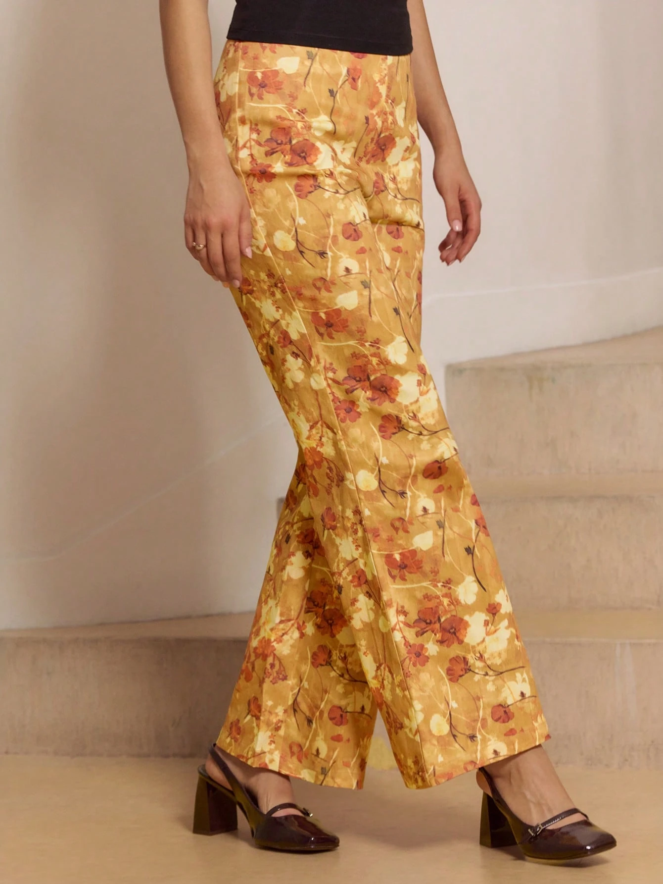 Pantaloni a vita alta a gamba ampia con stampa floreale marrone, stile vintage