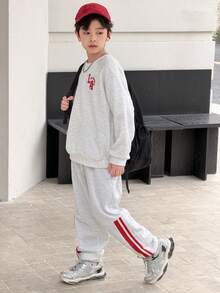 SHEIN Little Byeori 2 pièces Ensemble Sweat-shirt à capuche rayé polyvalent pour enfants et adolescents garçons, avec pantalon ample unicolore. Ensemble deux pièces en tricot, convient pour l'école, le jardin, la plage, les anniversaires au printemps, en été, en automne et en hiver