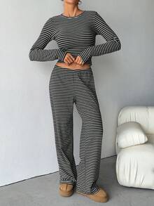 SHEIN Tall 女士休闲家居睡衣套装,包含条纹圆领长袖T恤和宽松条纹直筒裤,适合日常穿着、运动、春夏/夏季、返校季穿着。棕色条纹两件套,舒适两件套,长袖两件套。 - 灰色 - 查看 5