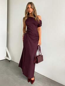 Siren Gaze This Sophisticated Burgundy Sleeveless Long Fitted Dress For Women Features An Elegant Round Neck, Flattering Silhouette, And Is Perfect For Dates, Banquets, Or Evenings. It Boasts A Metallic Waist Buckle Detail, Making It A Versatile And Stylish Choice For Both Casual And Work Settings. A New Spring/Autumn Style Dress Exuding Confidence And Goddess-Like Charm. Summer Valentine's Day Red Fitted Dresses For Women - Burgundy - View 4