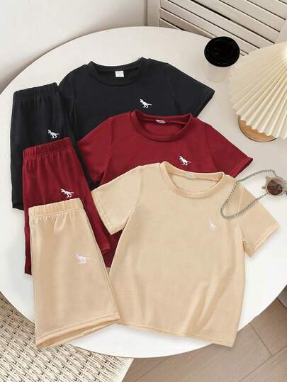 3件套幼儿男童恐龙印花圆领短袖T恤和宽松长裤套装，面料柔软舒适，适合日常穿着、上学、度假、玩耍、春夏季节穿着。