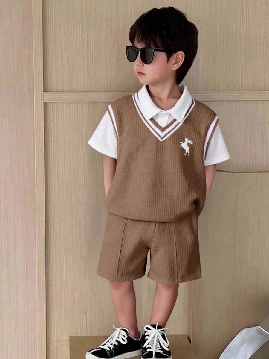 SHEIN Little Byeori 3件套男童舒适日常百搭休闲时尚学院风套装,简约撞色拼接,藏蓝色背心短裤搭配白色针织Polo衫,适合春夏季节、日常生活、运动、校园活动、聚会、节日庆典、演出、摄影、返校季等场合。 - 棕色 - 查看 1