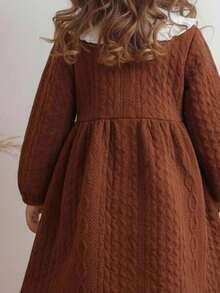 Blossori Elegancka sukienka dziewczęca z długim rękawem i kontrastowym kołnierzykiem zapinana na guziki z przodu - Brązowy - Zobacz 5