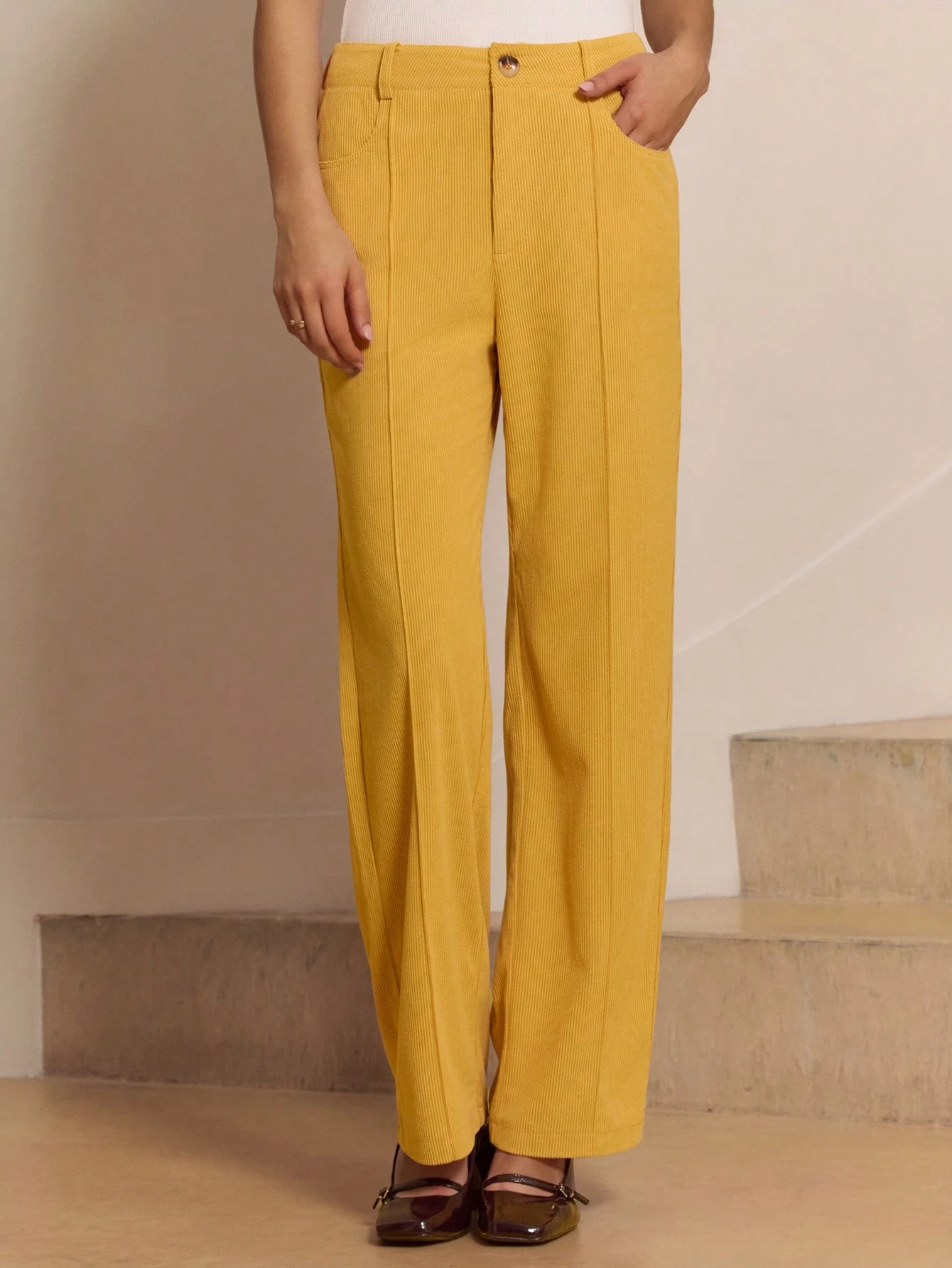 Senfgelbe Cordhose mit Knopfverschluss im Vintage-Stil mit Nahtdetail an der Vorderseite, französischer Pariser Stil