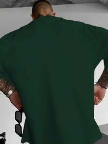 Manfinity Dauomo Camiseta de manga corta con cuello redondo y estampado minimalista para hombres - Verde Oscuro - Ver 2