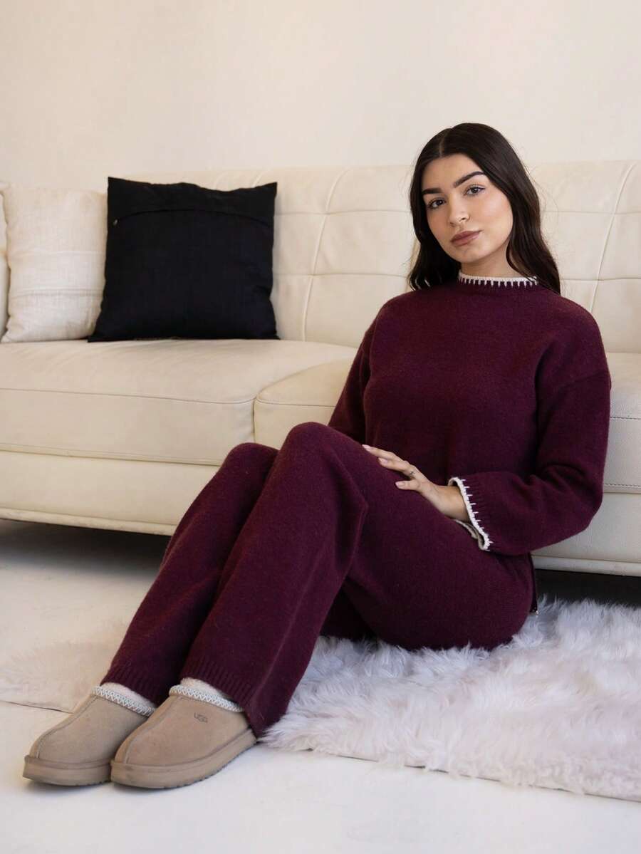 Andrea Bello مجموعة ملابس علوية كنزة بأكمام طويلة وبنطال بتريم متباين للنساء قطعتان - عنابي اللون - مشاهدة 1