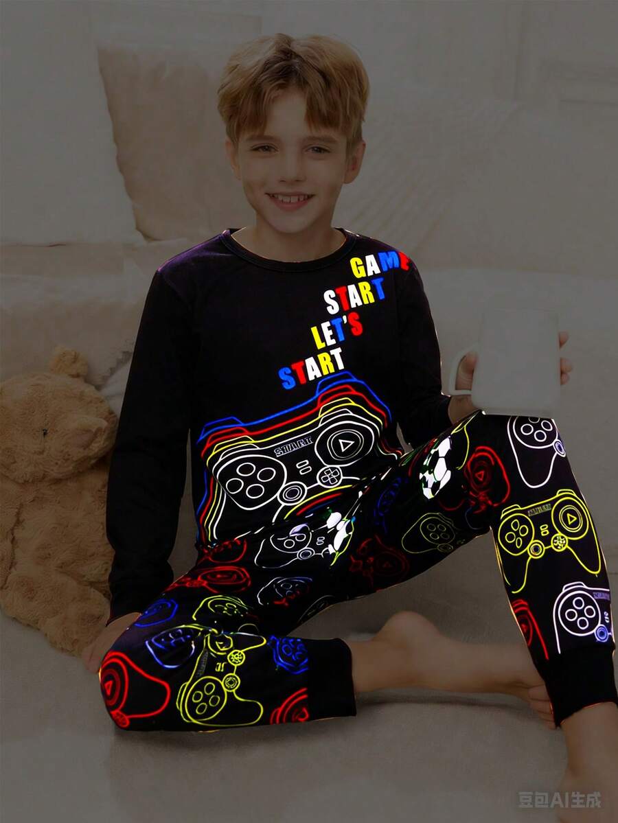 SHEIN Bộ đồ ngủ 2 món cho bé trai tuổi teen, thoải mái, in hình tay cầm chơi game, cổ tròn, tay dài và quần legging.