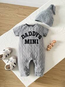 SHEIN Playful Pals 1件男婴圆领短袖针织菱格纹提花灰色英文字母印花休闲复古简约连体衣，含帽子，适合日常外出或旅行/度假穿着 - 霧霾藍 - 查看 7