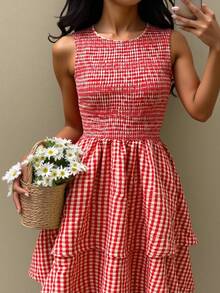 Sparklyn 复古甜美格纹半身裙，百搭实用，适合日常、约会和短途旅行等场合。无袖设计搭配收腰剪裁，凸显肩部和腰部线条。双层A字裙摆，蓬松飘逸，灵动俏皮。面料清爽舒适。短款设计兼顾时尚与得体，适合年轻女性穿着。 - 紅色 - 查看 1