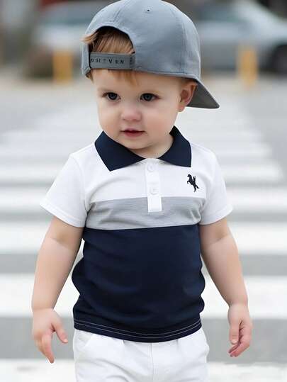 1 pieza Polo deportivo casual para niño en colores blanco, gris claro y azul marino con ribete azul marino en el cuello y los puños, logotipo bordado de caballo en el pecho izquierdo, combina bien con pantalones cortos azul marino y zapatillas blancas, refrescante y de moda, adecuado para actividades de fin de semana, la escuela y viajes al aire libre